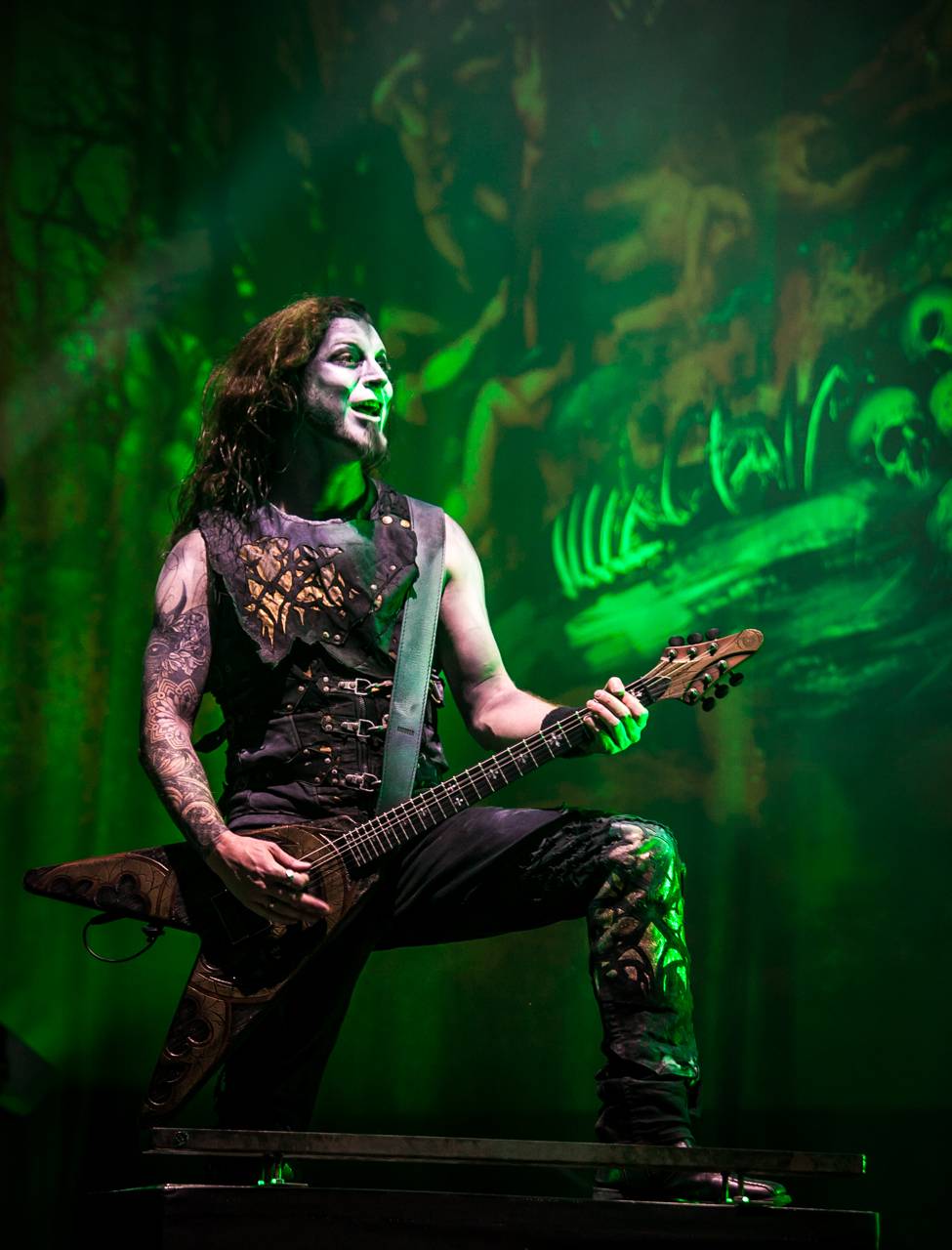 První den vyprodaného Metalfestu. Vystoupily kapely Hammerfall, Powerwolf, Amorphis, Axxis i česká ikona Törr