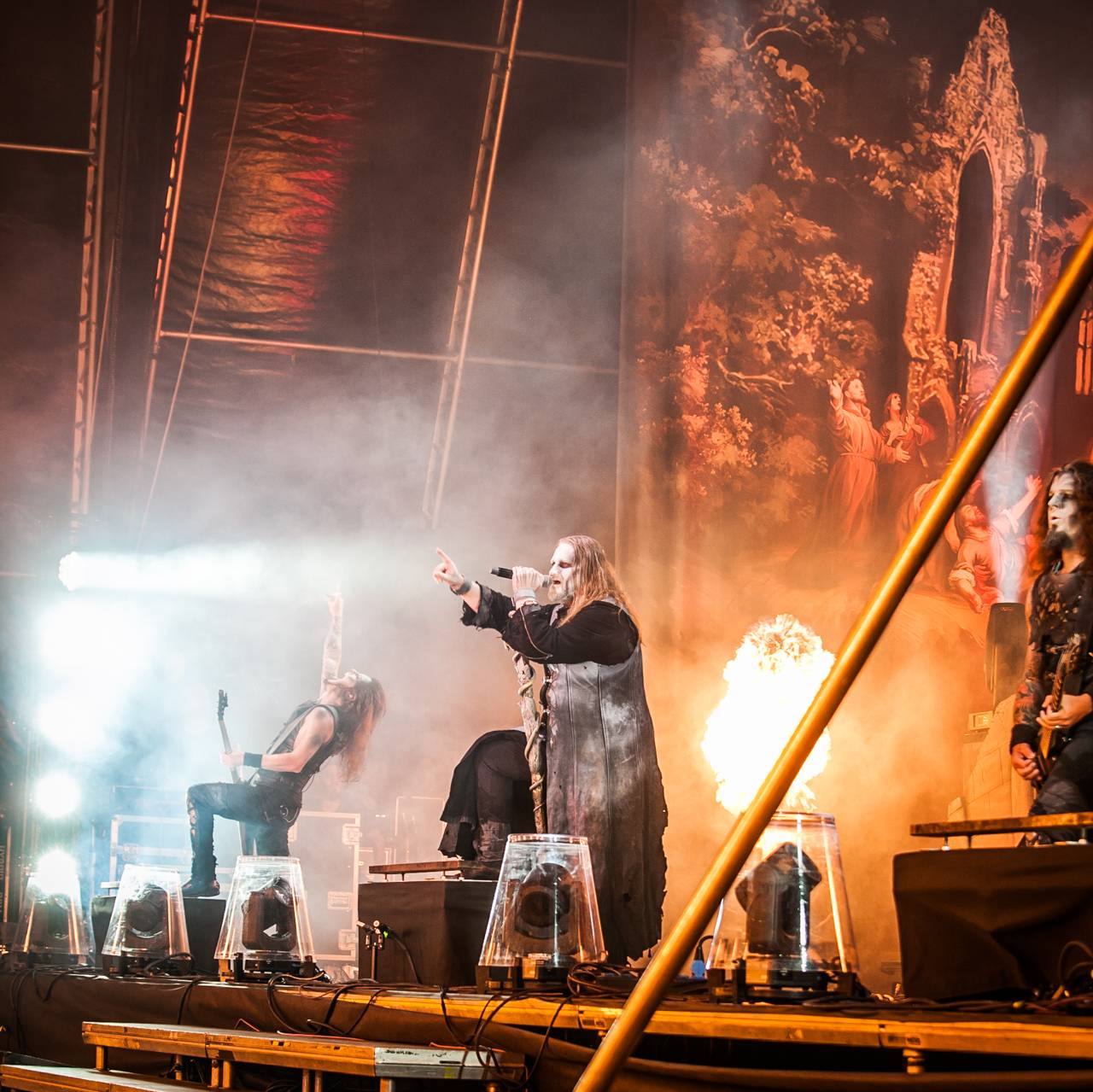 První den vyprodaného Metalfestu. Vystoupily kapely Hammerfall, Powerwolf, Amorphis, Axxis i česká ikona Törr