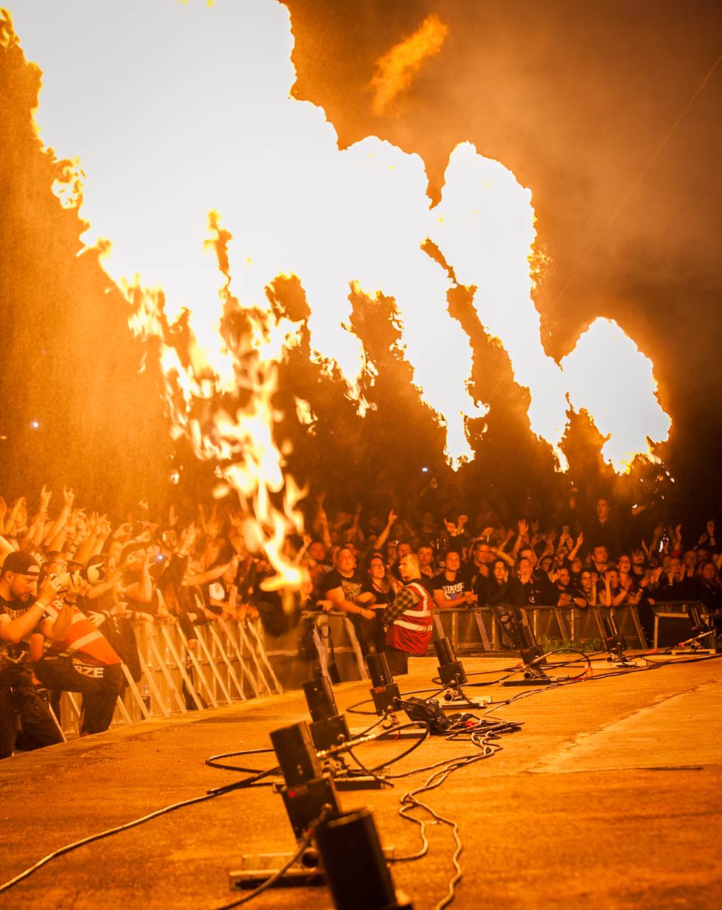 První den vyprodaného Metalfestu. Vystoupily kapely Hammerfall, Powerwolf, Amorphis, Axxis i česká ikona Törr