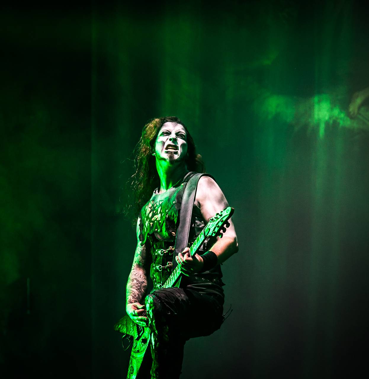 První den vyprodaného Metalfestu. Vystoupily kapely Hammerfall, Powerwolf, Amorphis, Axxis i česká ikona Törr