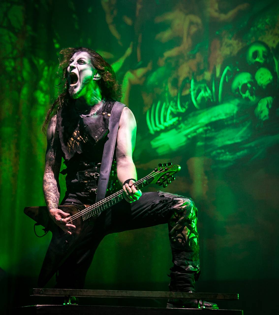 První den vyprodaného Metalfestu. Vystoupily kapely Hammerfall, Powerwolf, Amorphis, Axxis i česká ikona Törr