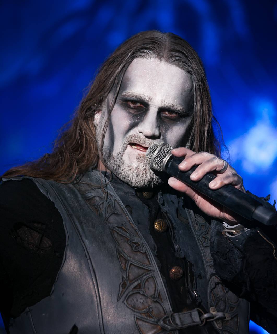 První den vyprodaného Metalfestu. Vystoupily kapely Hammerfall, Powerwolf, Amorphis, Axxis i česká ikona Törr