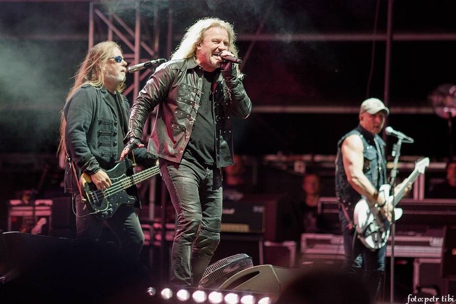 Kabát oslavil třicetiny na fotbalovém stadionu v Brně, tisíce fanoušků zpívaly rockové hity