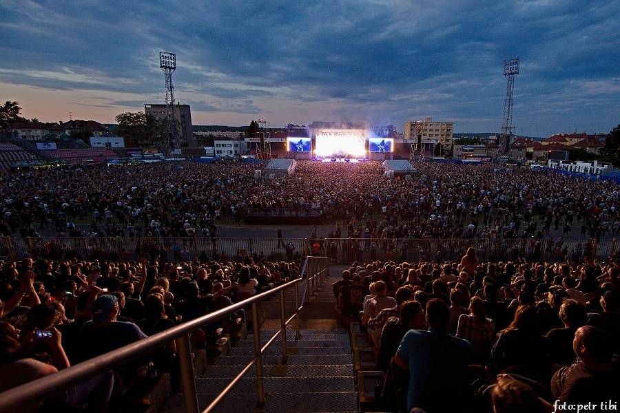 Kabát oslavil třicetiny na fotbalovém stadionu v Brně, tisíce fanoušků zpívaly rockové hity