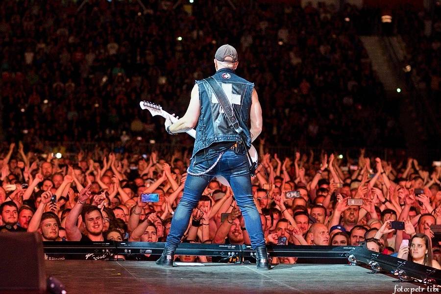 Kabát oslavil třicetiny na fotbalovém stadionu v Brně, tisíce fanoušků zpívaly rockové hity