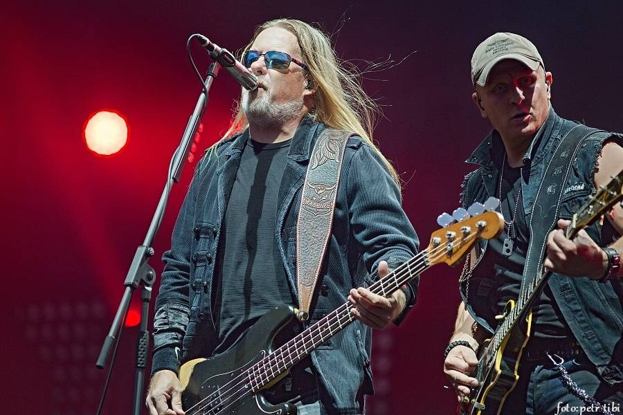 Kabát oslavil třicetiny na fotbalovém stadionu v Brně, tisíce fanoušků zpívaly rockové hity