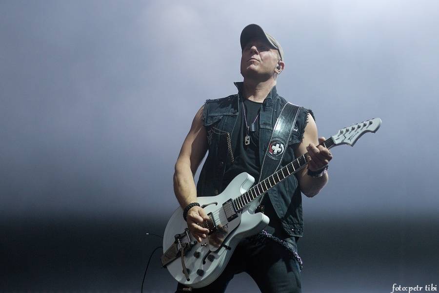 Kabát oslavil třicetiny na fotbalovém stadionu v Brně, tisíce fanoušků zpívaly rockové hity