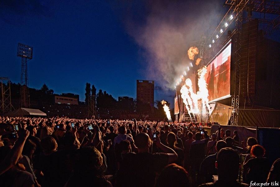 Kabát oslavil třicetiny na fotbalovém stadionu v Brně, tisíce fanoušků zpívaly rockové hity