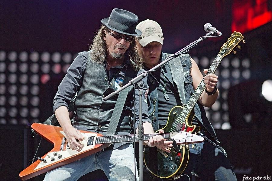 Kabát oslavil třicetiny na fotbalovém stadionu v Brně, tisíce fanoušků zpívaly rockové hity