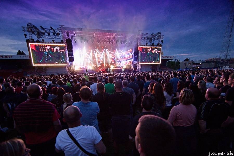 Kabát oslavil třicetiny na fotbalovém stadionu v Brně, tisíce fanoušků zpívaly rockové hity