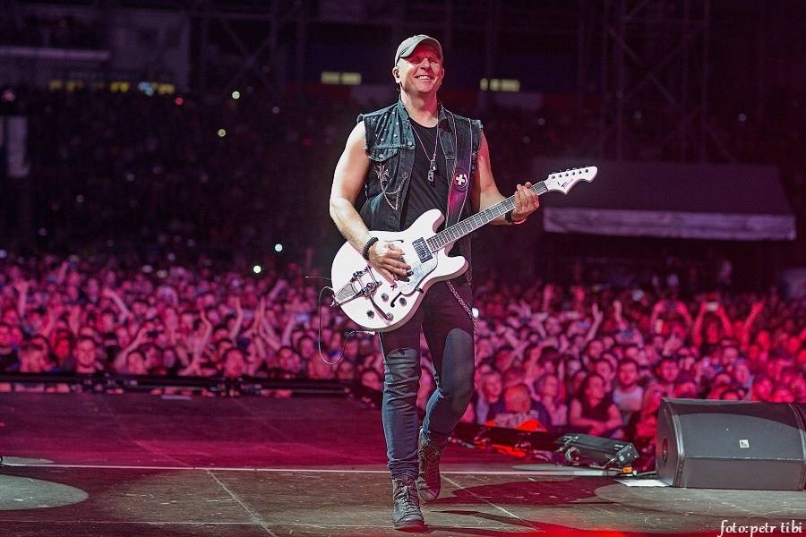 Kabát oslavil třicetiny na fotbalovém stadionu v Brně, tisíce fanoušků zpívaly rockové hity