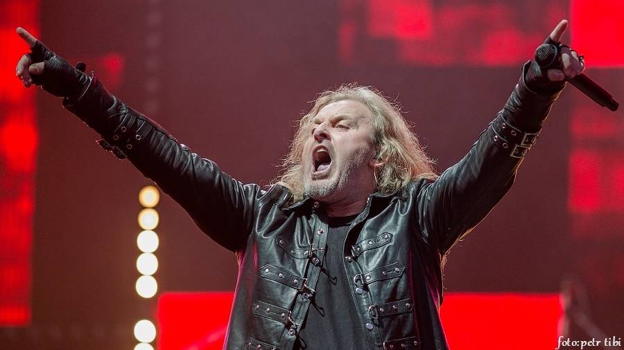 Kabát oslavil třicetiny na fotbalovém stadionu v Brně, tisíce fanoušků zpívaly rockové hity