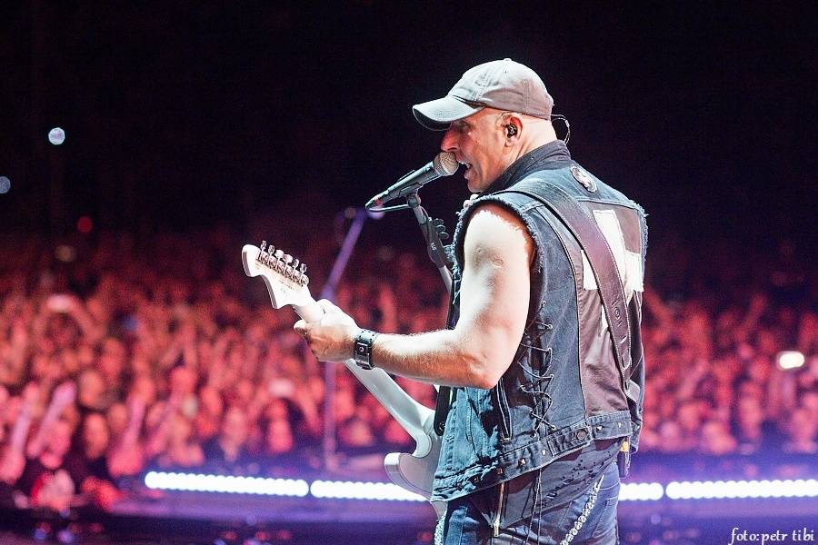 Kabát oslavil třicetiny na fotbalovém stadionu v Brně, tisíce fanoušků zpívaly rockové hity