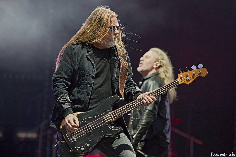Kabát oslavil třicetiny na fotbalovém stadionu v Brně, tisíce fanoušků zpívaly rockové hity