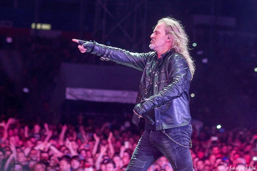 Kabát oslavil třicetiny na fotbalovém stadionu v Brně, tisíce fanoušků zpívaly rockové hity