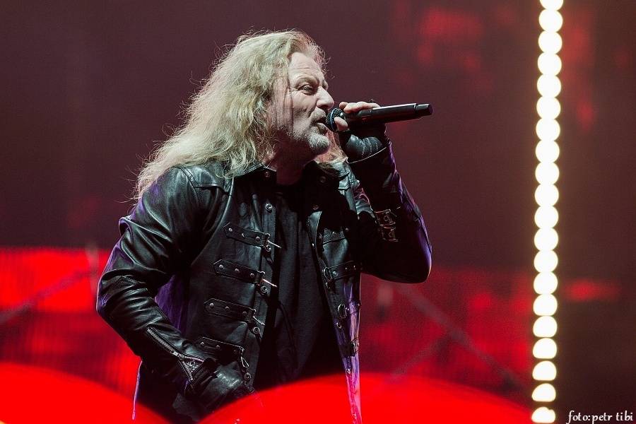 Kabát oslavil třicetiny na fotbalovém stadionu v Brně, tisíce fanoušků zpívaly rockové hity