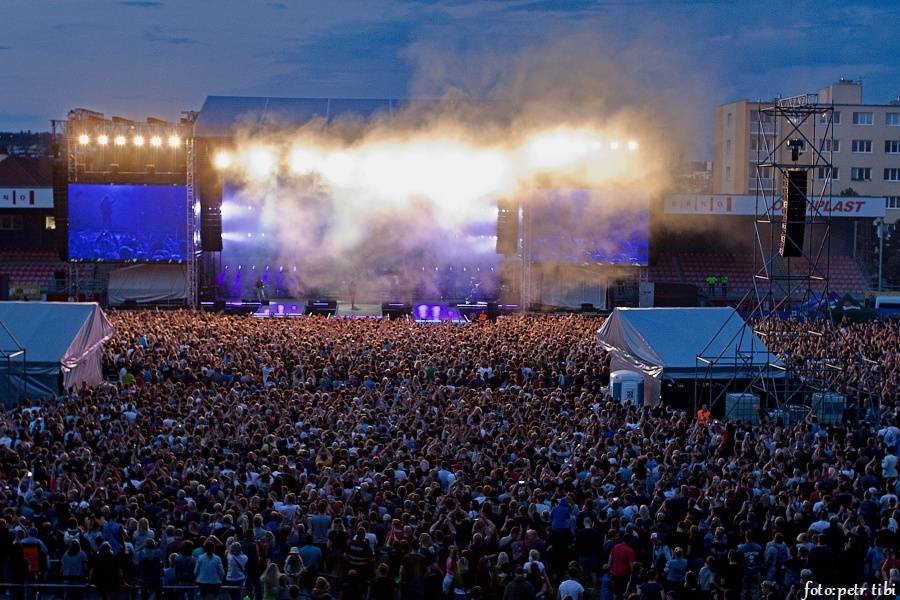 Kabát oslavil třicetiny na fotbalovém stadionu v Brně, tisíce fanoušků zpívaly rockové hity