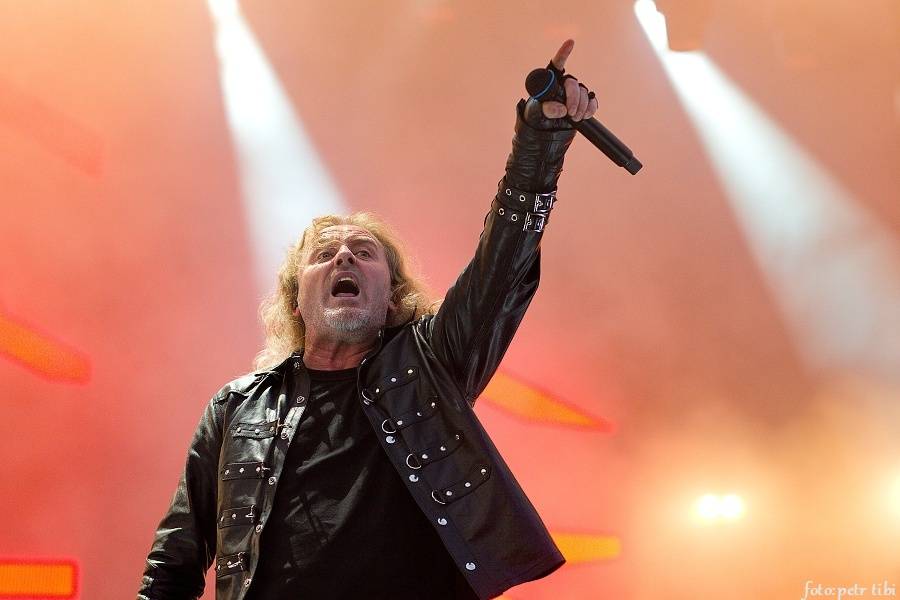 Kabát oslavil třicetiny na fotbalovém stadionu v Brně, tisíce fanoušků zpívaly rockové hity