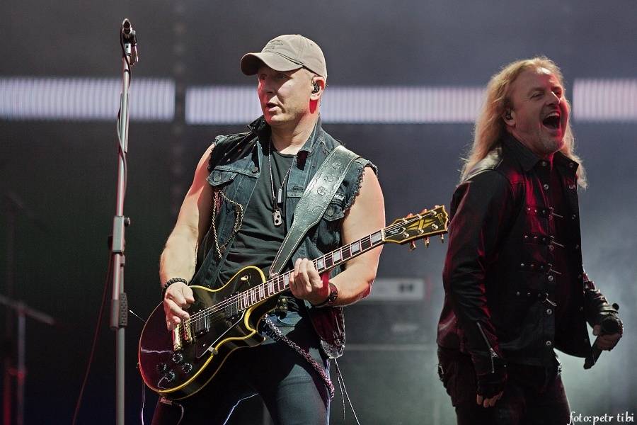 Kabát oslavil třicetiny na fotbalovém stadionu v Brně, tisíce fanoušků zpívaly rockové hity