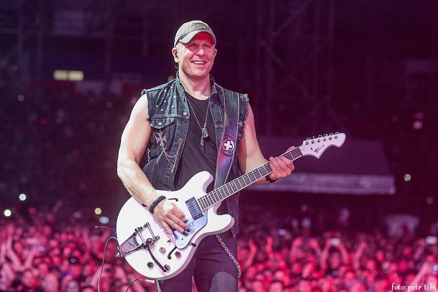 Kabát oslavil třicetiny na fotbalovém stadionu v Brně, tisíce fanoušků zpívaly rockové hity