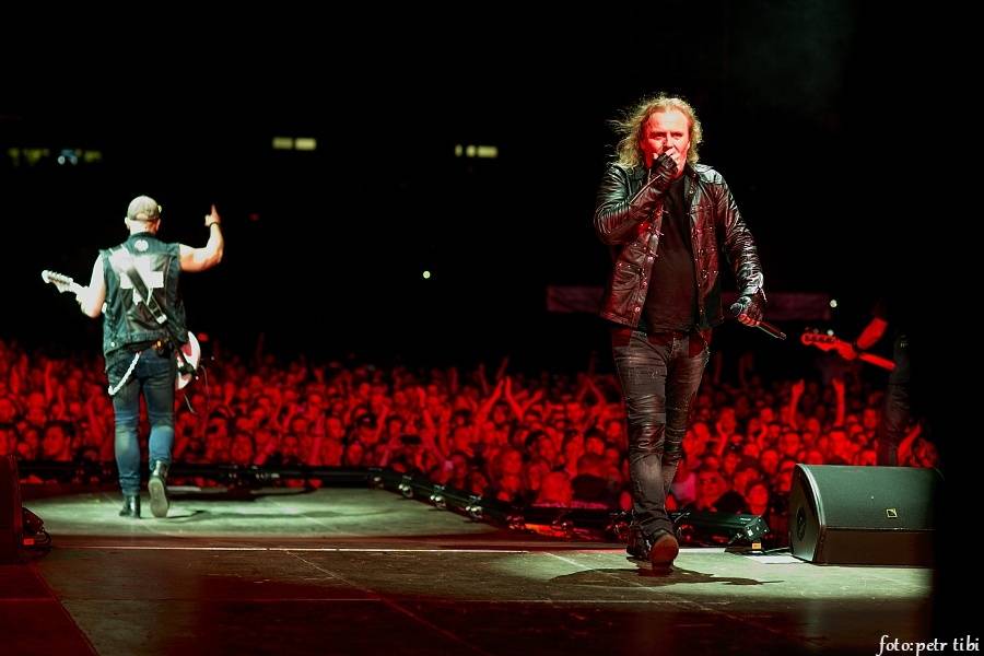 Kabát oslavil třicetiny na fotbalovém stadionu v Brně, tisíce fanoušků zpívaly rockové hity