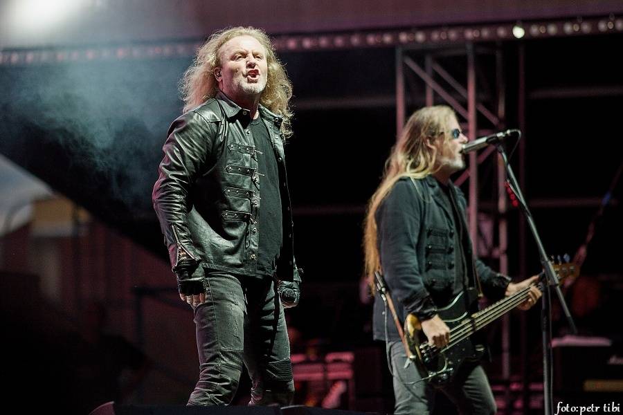 Kabát oslavil třicetiny na fotbalovém stadionu v Brně, tisíce fanoušků zpívaly rockové hity