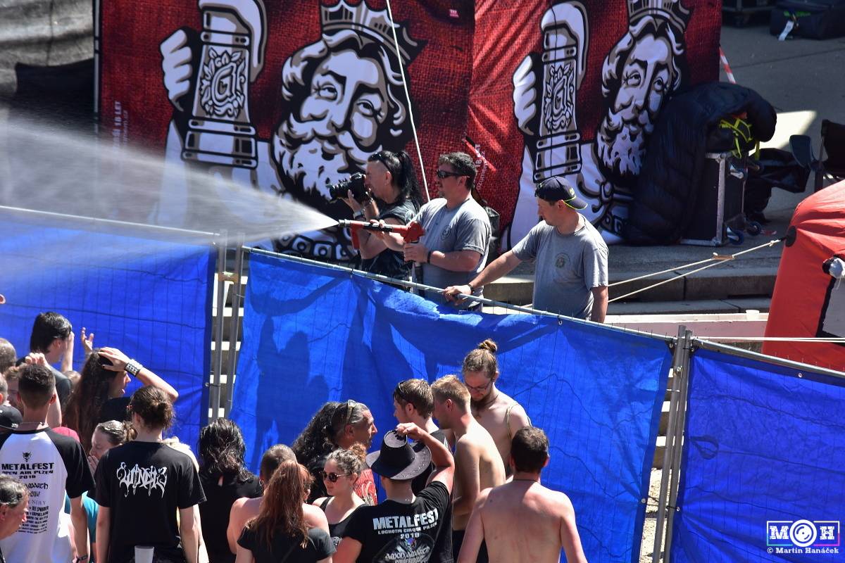 Metalfest v Plzni gradoval za pekelného počasí. Zahráli Arch Enemy, Almanac i Korpiklaani