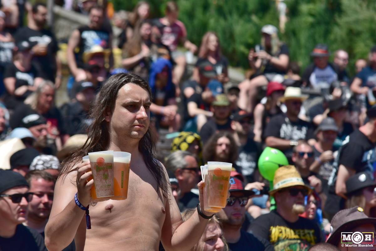 Metalfest v Plzni gradoval za pekelného počasí. Zahráli Arch Enemy, Almanac i Korpiklaani