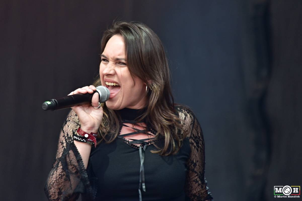 Metalfest v Plzni gradoval za pekelného počasí. Zahráli Arch Enemy, Almanac i Korpiklaani