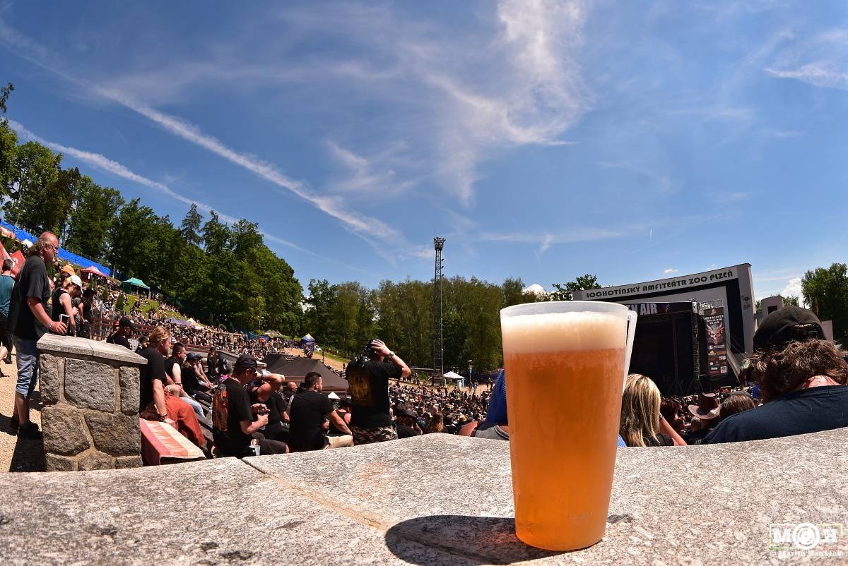 Metalfest v Plzni gradoval za pekelného počasí. Zahráli Arch Enemy, Almanac i Korpiklaani