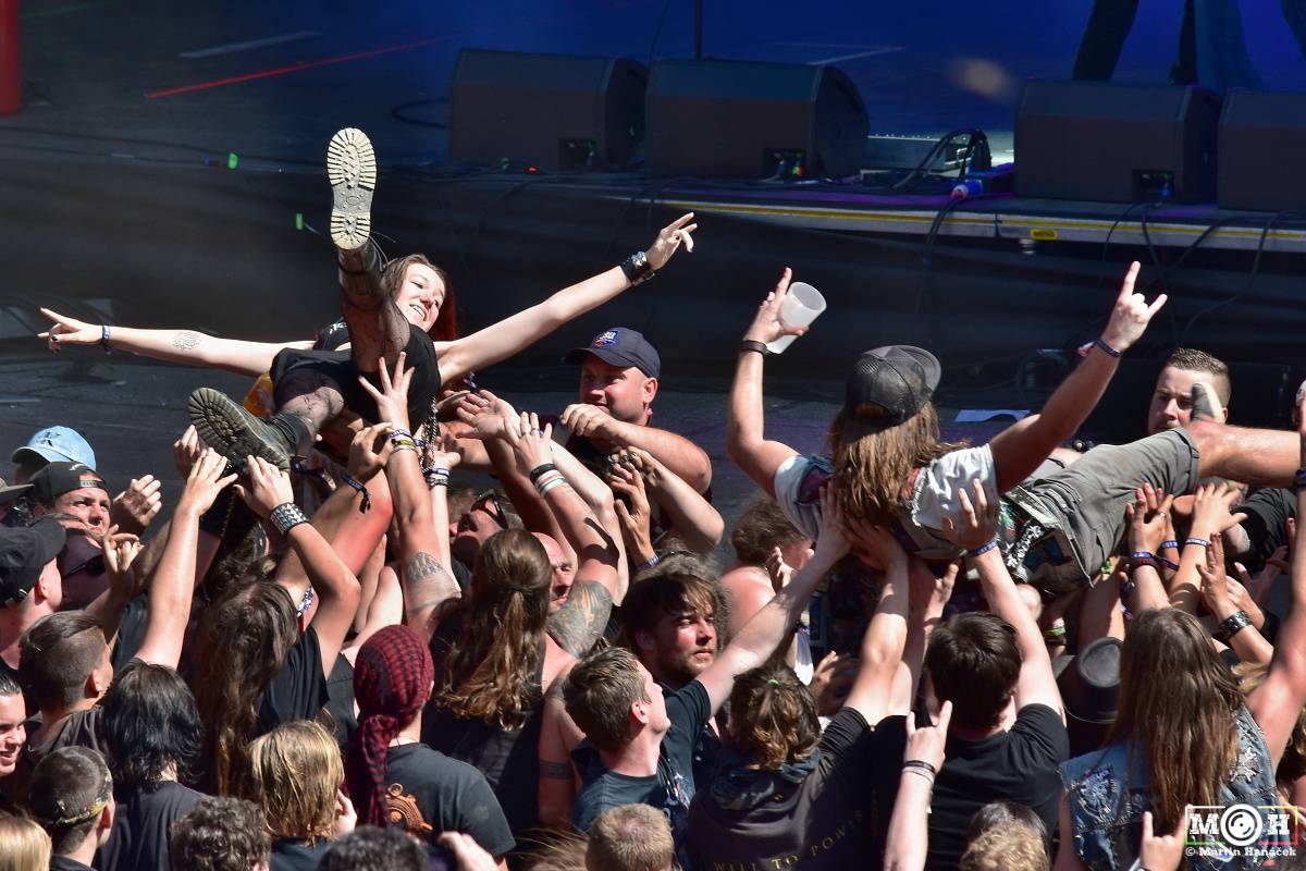 Metalfest v Plzni gradoval za pekelného počasí. Zahráli Arch Enemy, Almanac i Korpiklaani