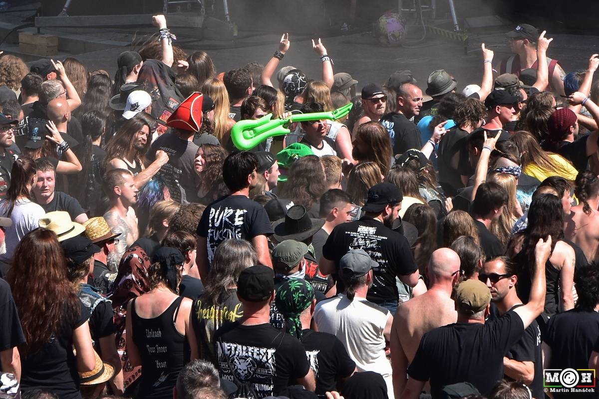 Metalfest v Plzni gradoval za pekelného počasí. Zahráli Arch Enemy, Almanac i Korpiklaani