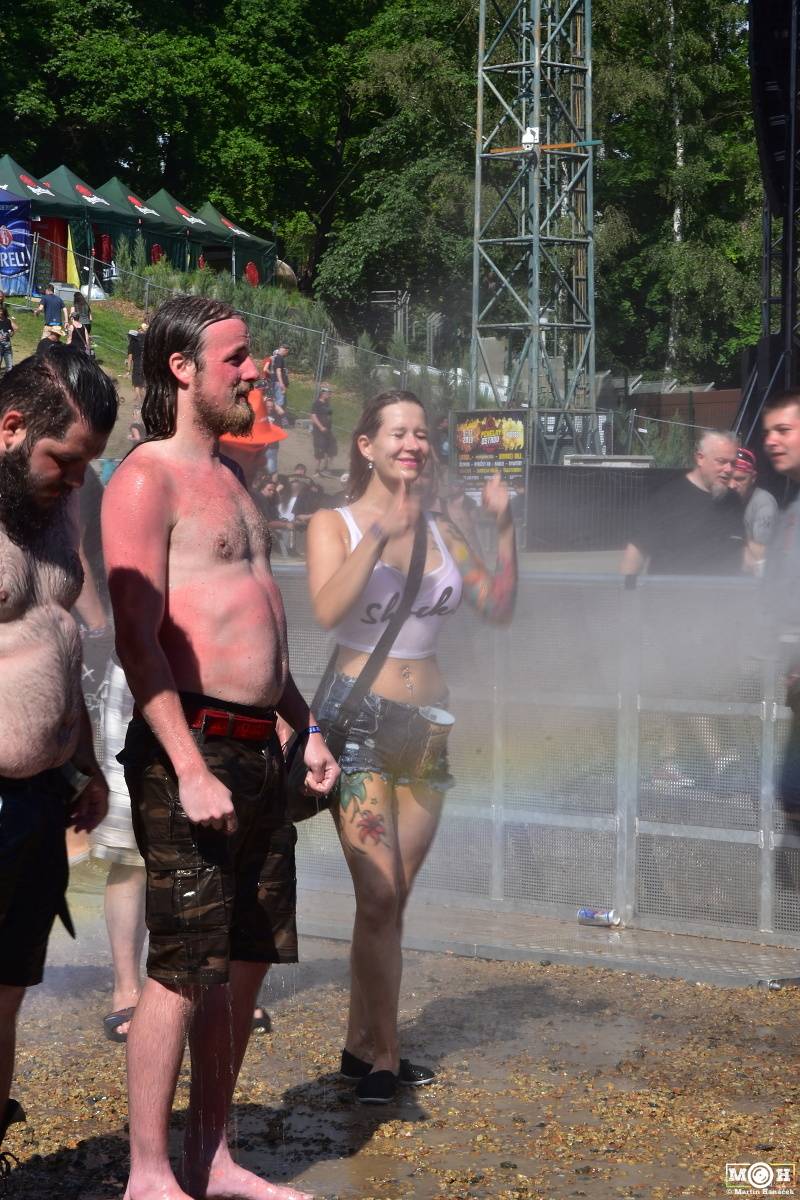 Metalfest v Plzni gradoval za pekelného počasí. Zahráli Arch Enemy, Almanac i Korpiklaani