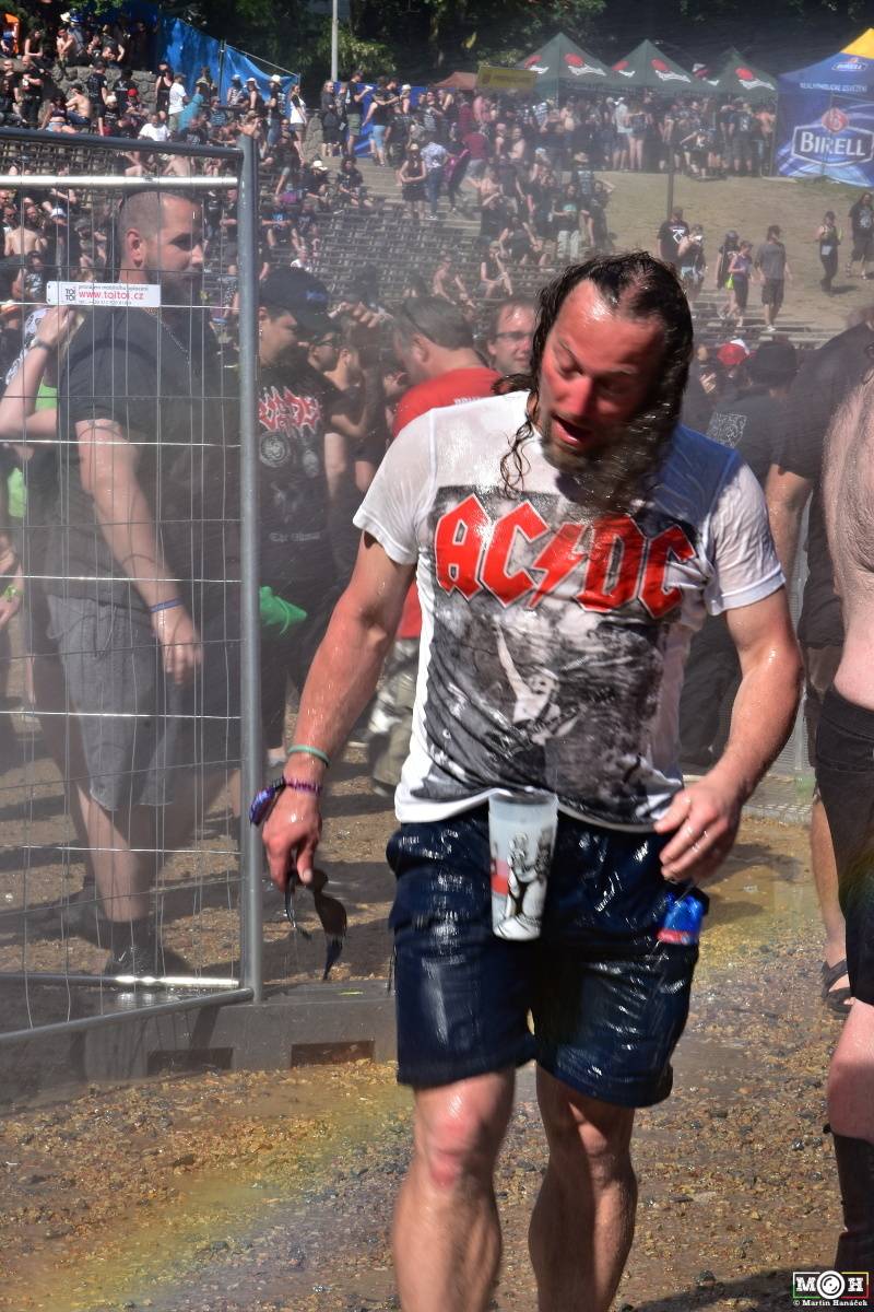 Metalfest v Plzni gradoval za pekelného počasí. Zahráli Arch Enemy, Almanac i Korpiklaani