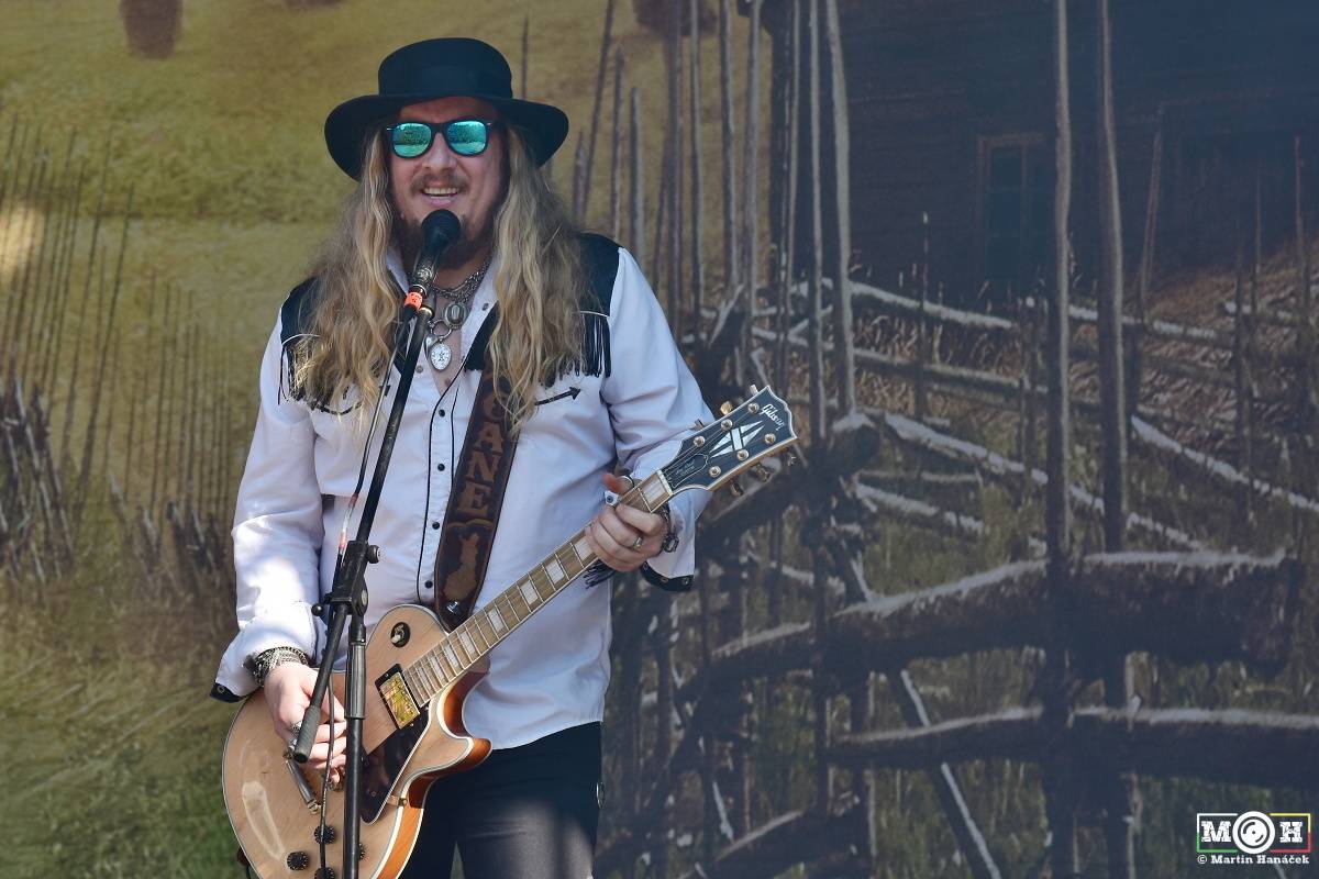 Metalfest v Plzni gradoval za pekelného počasí. Zahráli Arch Enemy, Almanac i Korpiklaani