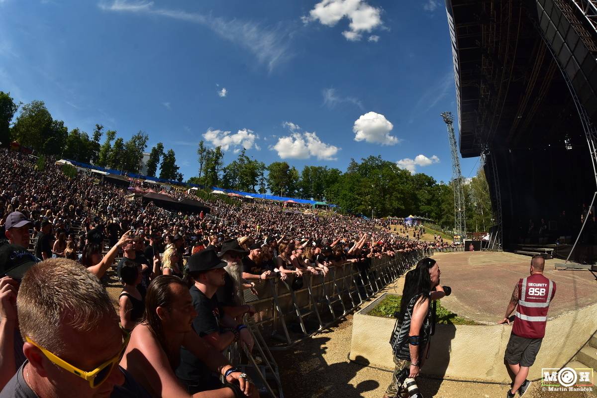 Metalfest v Plzni gradoval za pekelného počasí. Zahráli Arch Enemy, Almanac i Korpiklaani