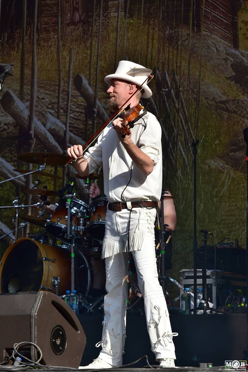 Metalfest v Plzni gradoval za pekelného počasí. Zahráli Arch Enemy, Almanac i Korpiklaani