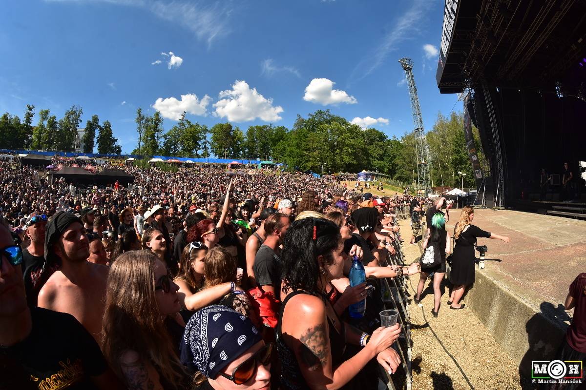 Metalfest v Plzni gradoval za pekelného počasí. Zahráli Arch Enemy, Almanac i Korpiklaani