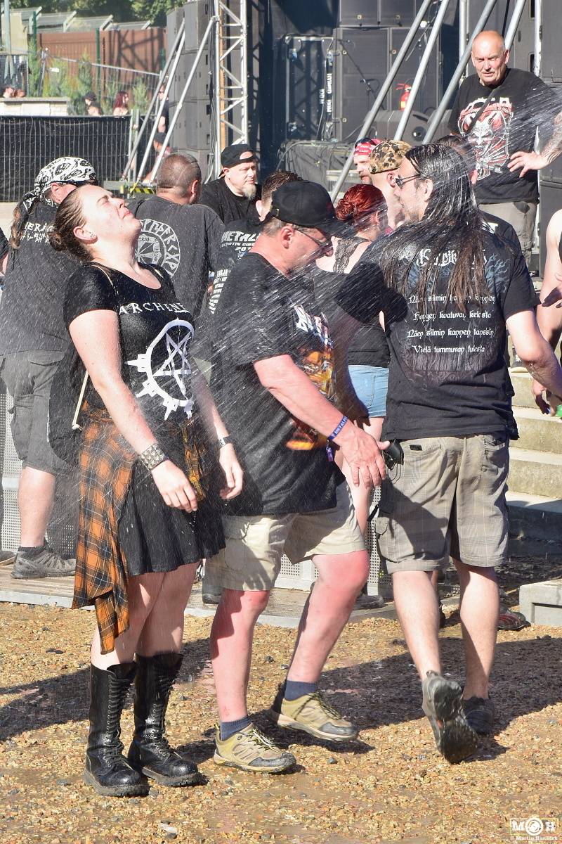 Metalfest v Plzni gradoval za pekelného počasí. Zahráli Arch Enemy, Almanac i Korpiklaani