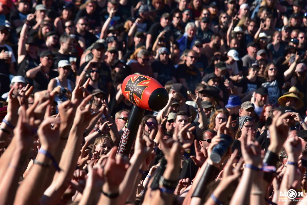 Metalfest v Plzni gradoval za pekelného počasí. Zahráli Arch Enemy, Almanac i Korpiklaani