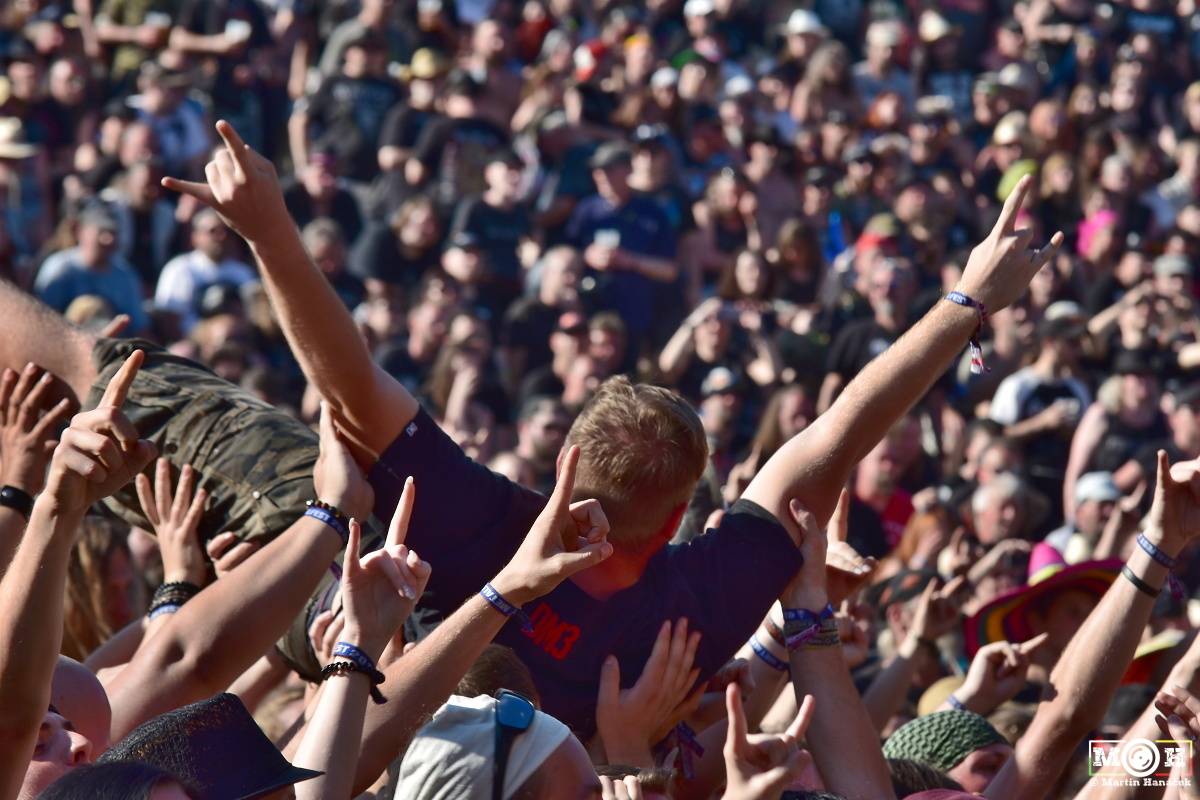 Metalfest v Plzni gradoval za pekelného počasí. Zahráli Arch Enemy, Almanac i Korpiklaani