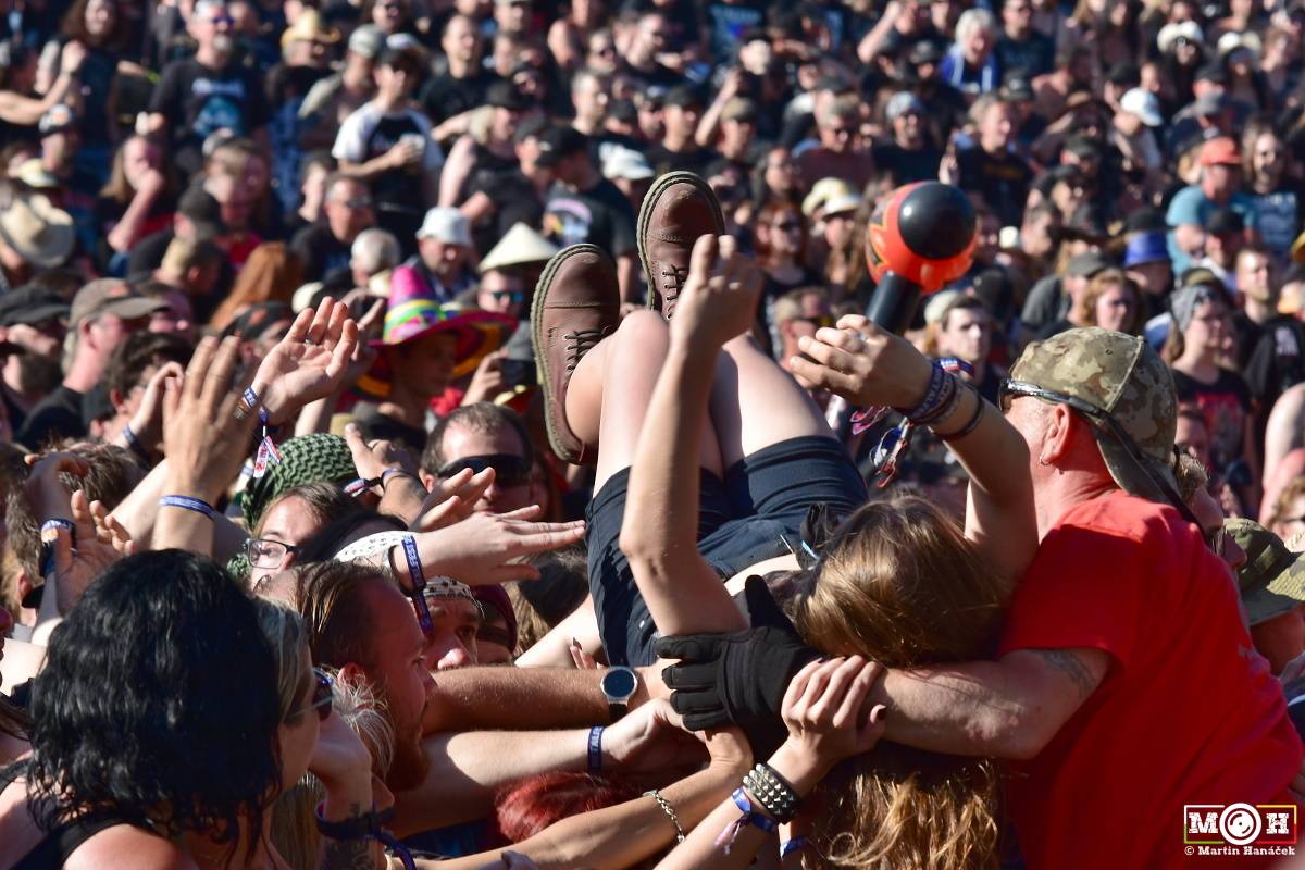 Metalfest v Plzni gradoval za pekelného počasí. Zahráli Arch Enemy, Almanac i Korpiklaani