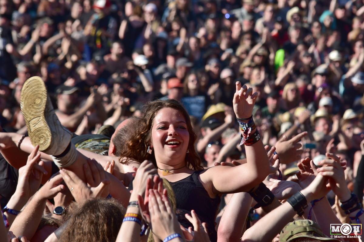 Metalfest v Plzni gradoval za pekelného počasí. Zahráli Arch Enemy, Almanac i Korpiklaani