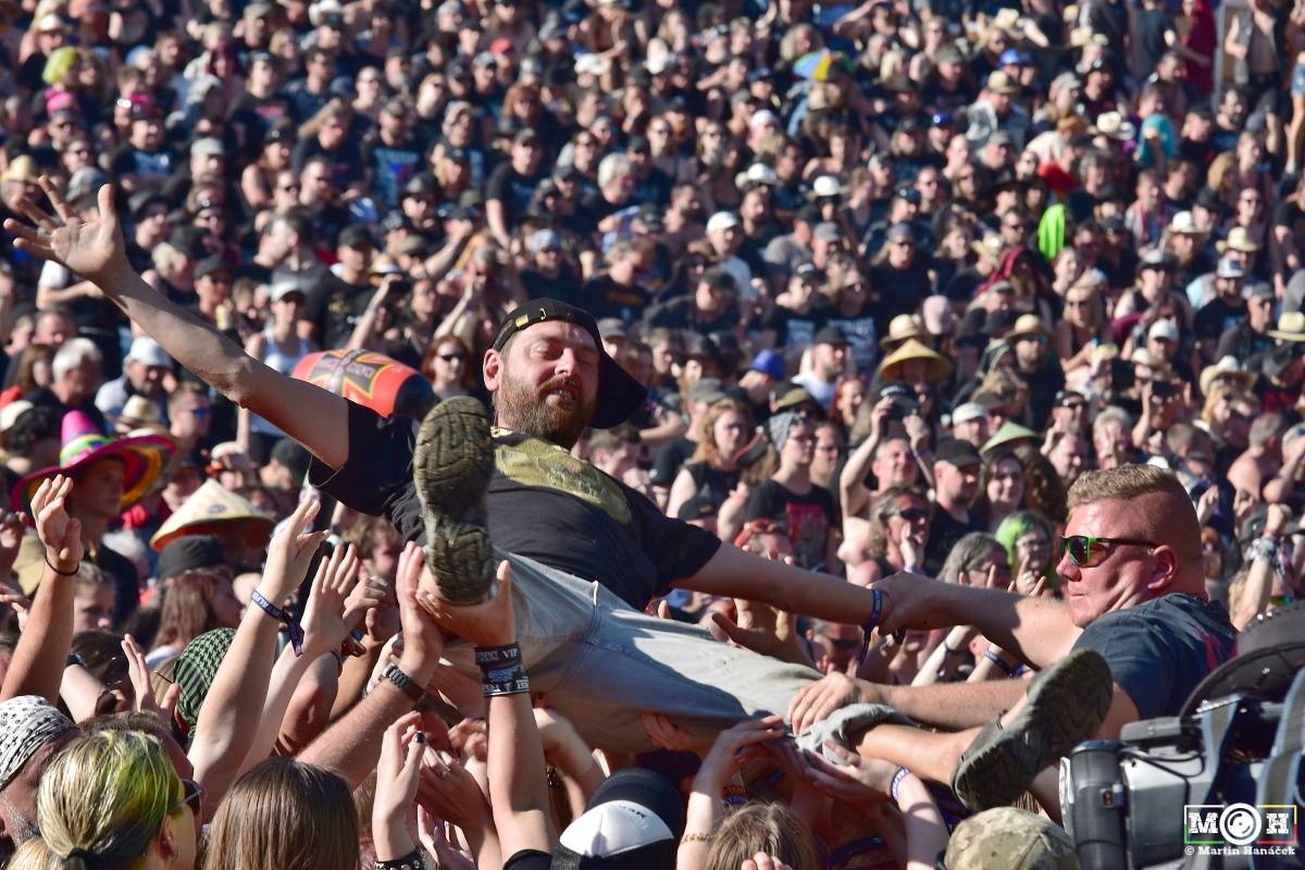 Metalfest v Plzni gradoval za pekelného počasí. Zahráli Arch Enemy, Almanac i Korpiklaani