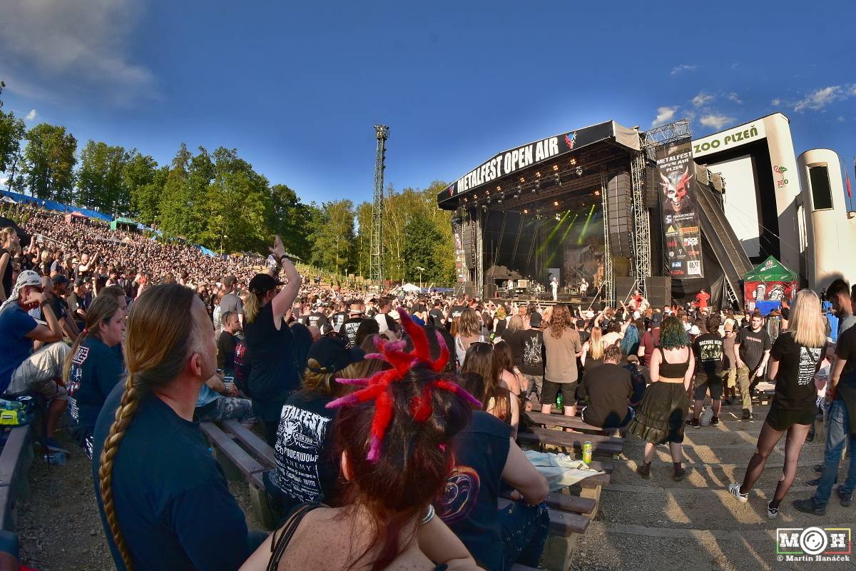 Metalfest v Plzni gradoval za pekelného počasí. Zahráli Arch Enemy, Almanac i Korpiklaani