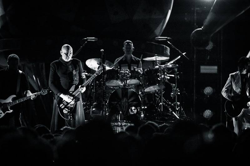 Smashing Pumpkins zahráli ve vyprodaném Foru Karlín spoustu nestárnoucích hitů