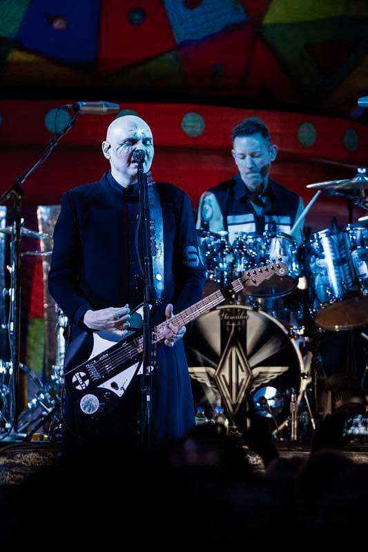 Smashing Pumpkins zahráli ve vyprodaném Foru Karlín spoustu nestárnoucích hitů