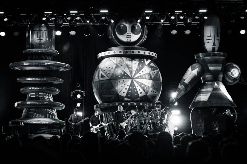 Smashing Pumpkins zahráli ve vyprodaném Foru Karlín spoustu nestárnoucích hitů