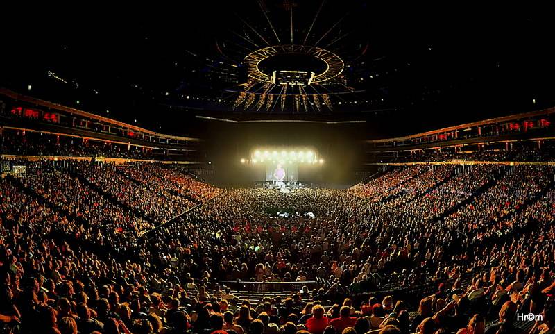 Palo Habera a Team vyprodali O2 arenu. Hostem byl Ben Cristovao, kterému hala gratulovala k narozeninám