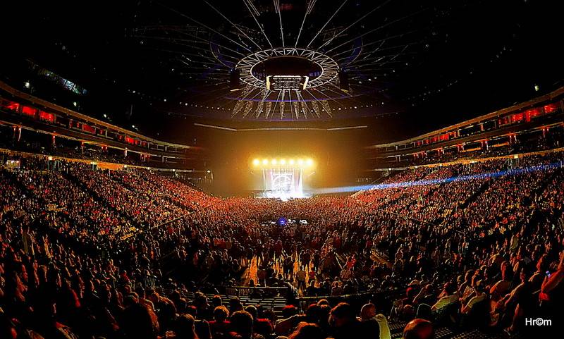 Palo Habera a Team vyprodali O2 arenu. Hostem byl Ben Cristovao, kterému hala gratulovala k narozeninám